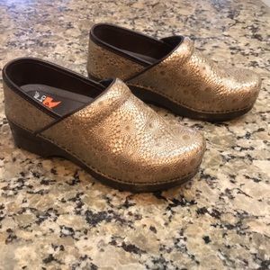 Women’s Dansko clogs